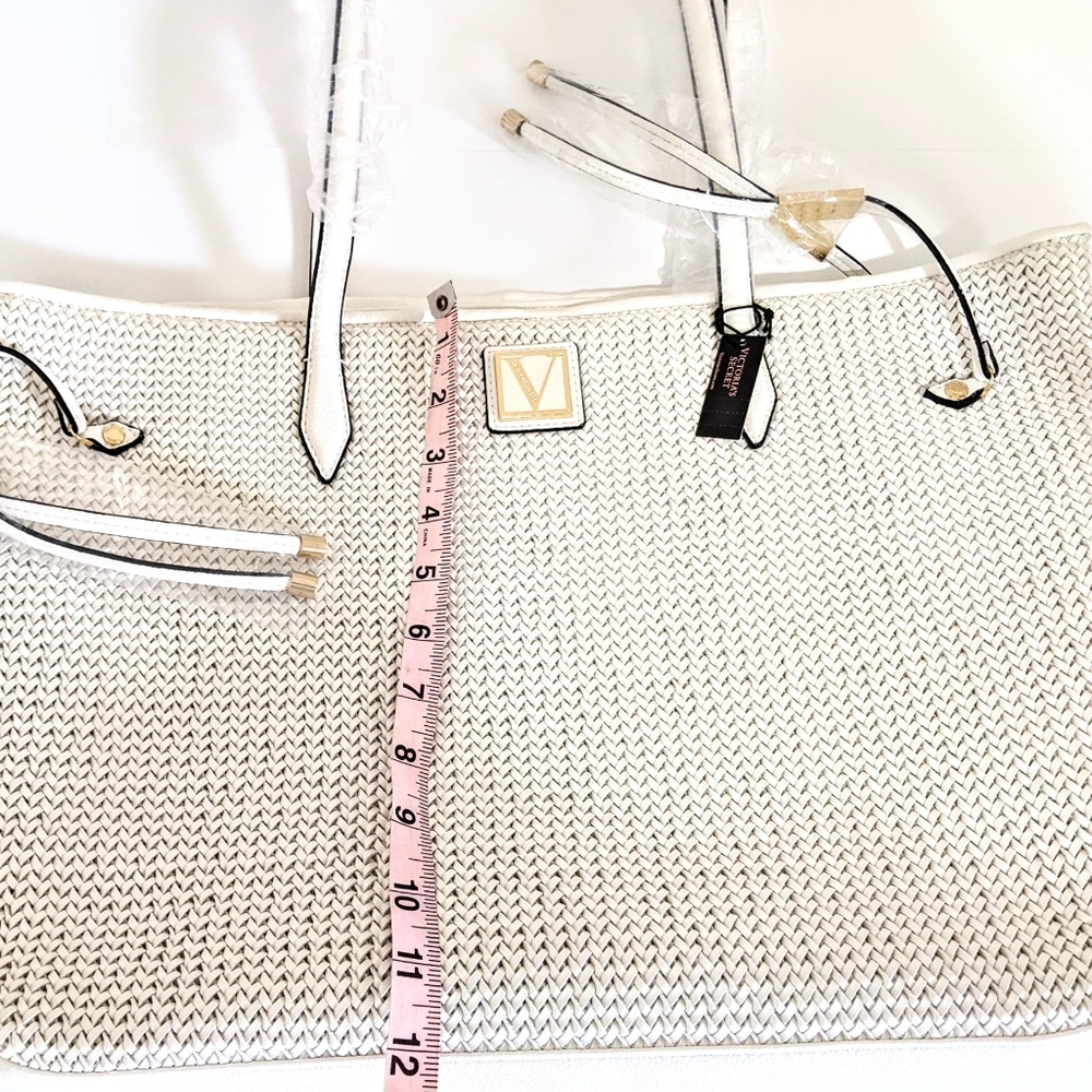 Nip luxury VS ivory faux raffia vegan gold tone v jumbo shoulder bag limited ed - Picture 8 of 8